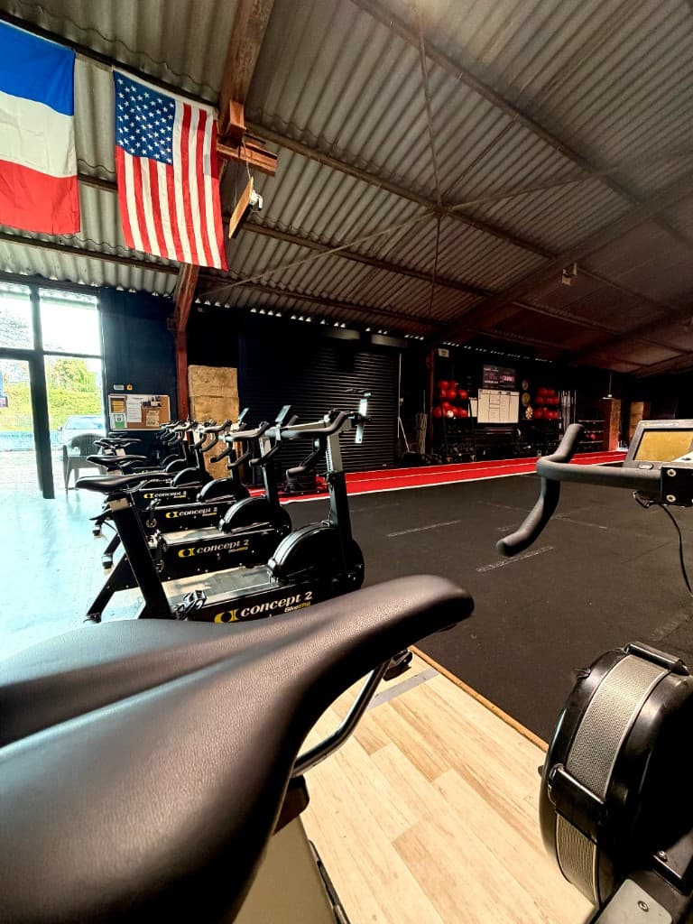 Plateau de la box : espace intérieur équipé, BikeErgs et zone d’entraînement