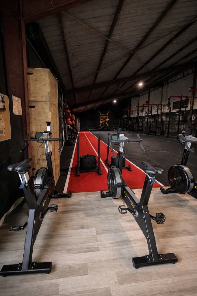 Plateau et tapis rouge — espace d’entraînement CrossFit First Time