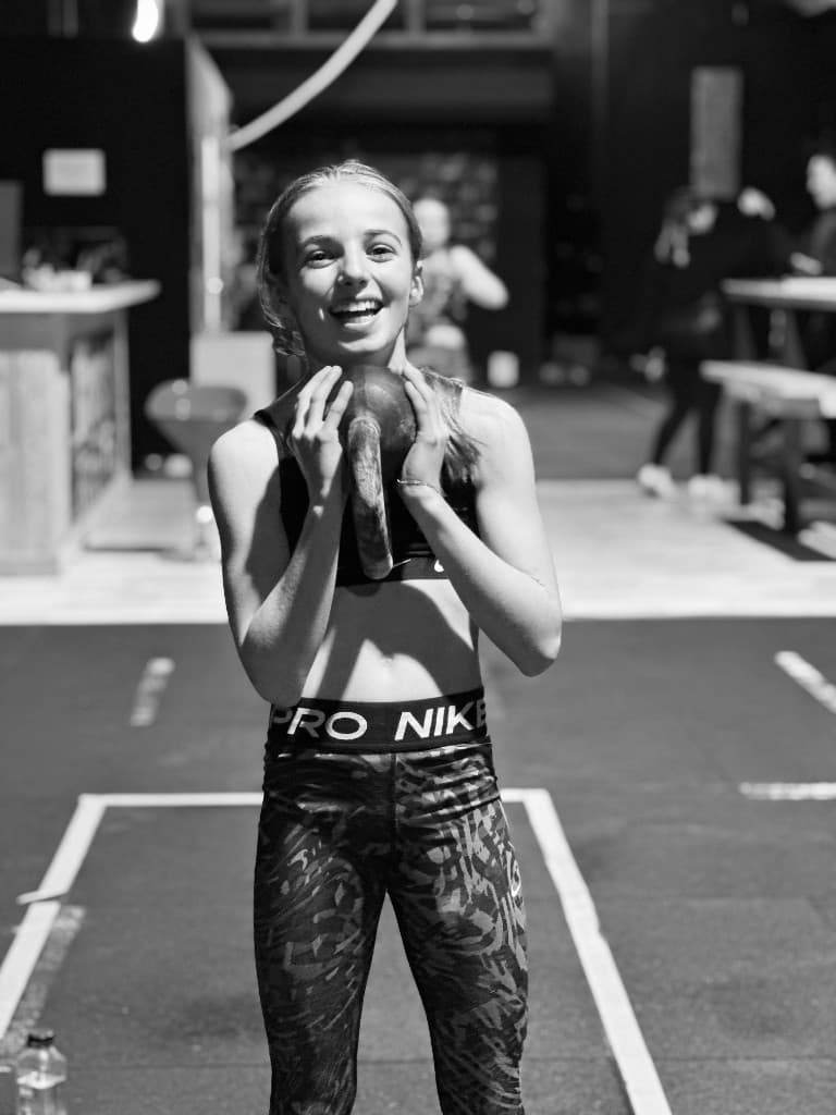 Jeune athlète avec kettlebell
